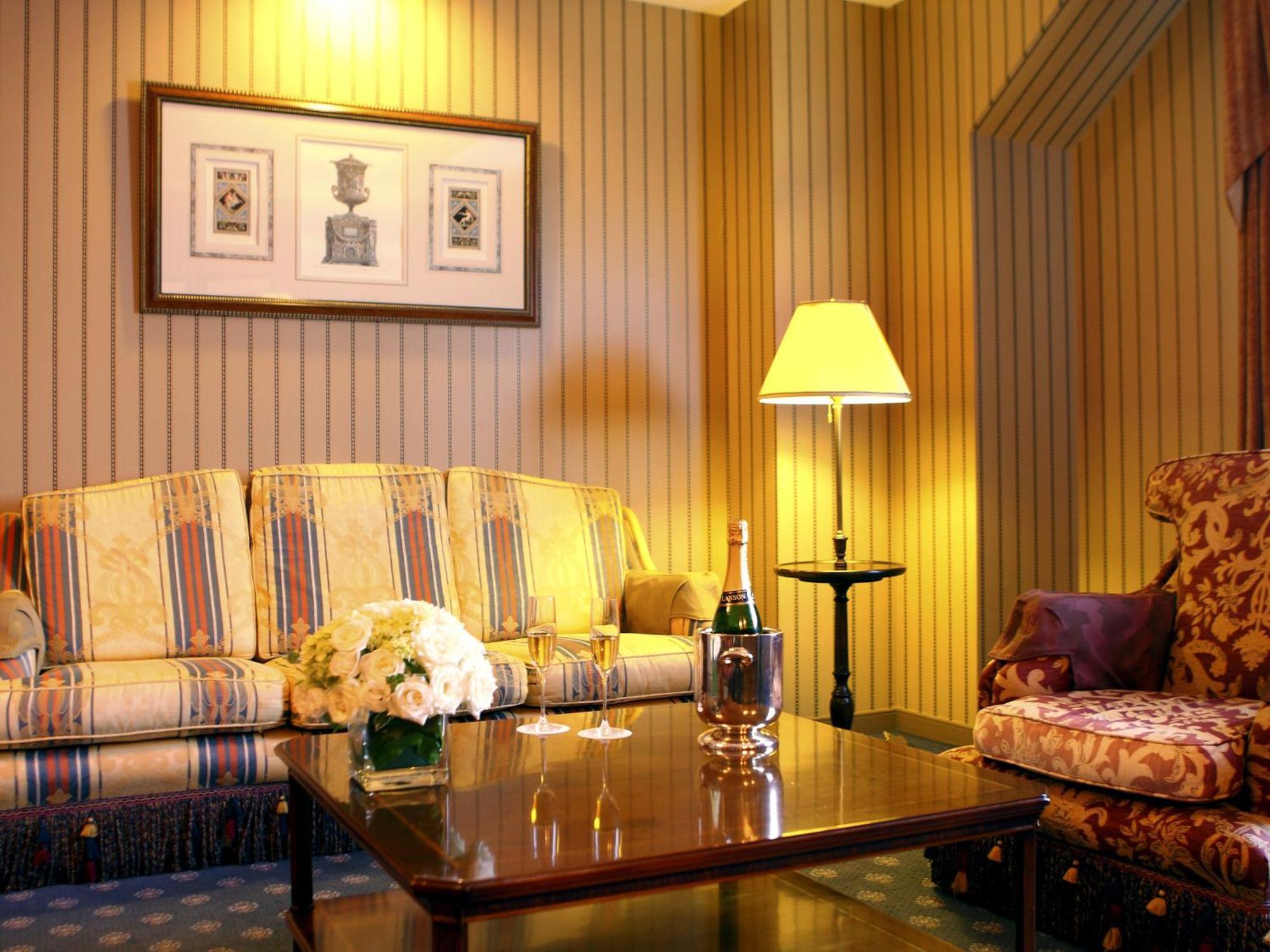 Hotel Den Haag Huis Ten Bosch Sasebo Eksteriør bilde The interior of a suite at the Ritz